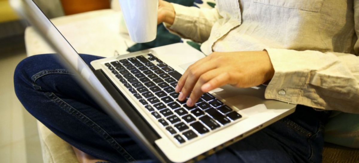 Quem trabalha em casa tem direito a folga e hora extra? Confira seus direitos