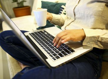 Quem trabalha em casa tem direito a folga e hora extra? Confira seus direitos