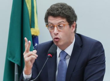 Salles acaba com proteção a reservas ambientais de manguezais e restingas