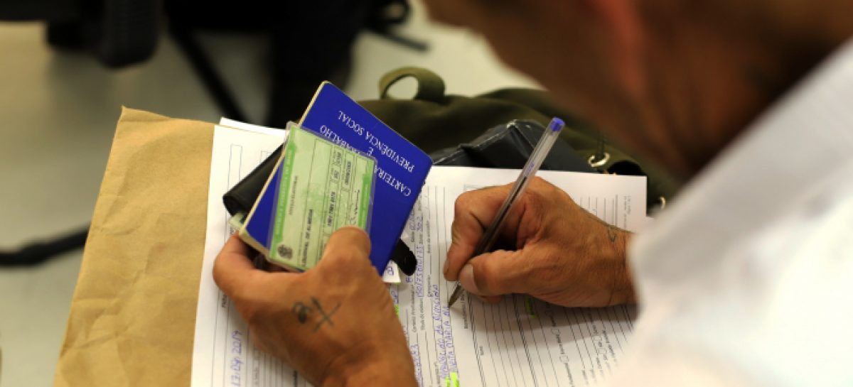 Trabalhadores perdem até 25% de renda. É a maior queda já registrada, diz IBGE