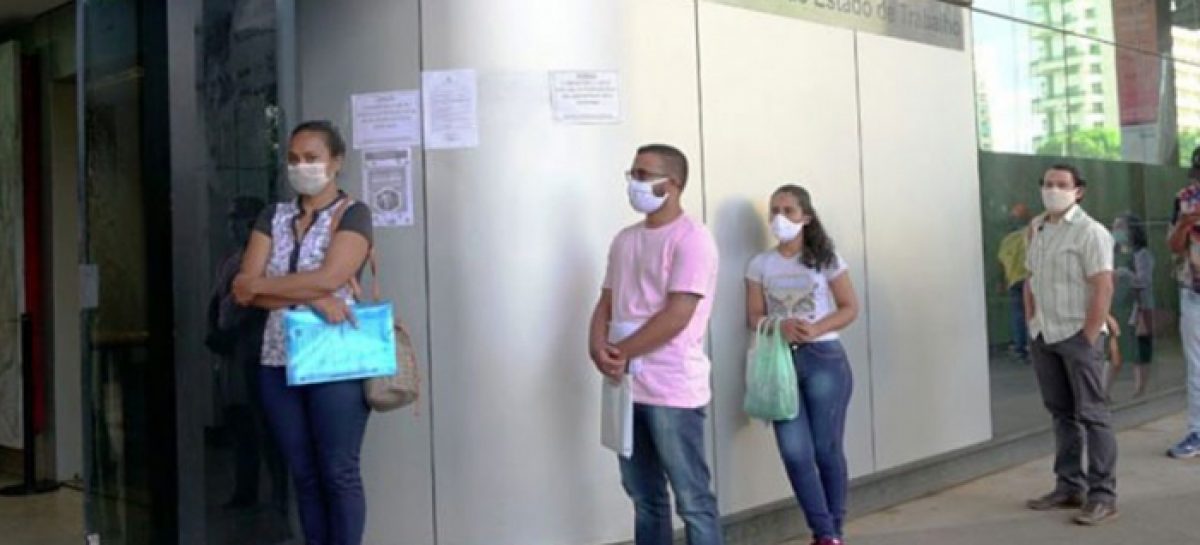 Taxa de desemprego dispara (14,4%) e é a maior desde 2012