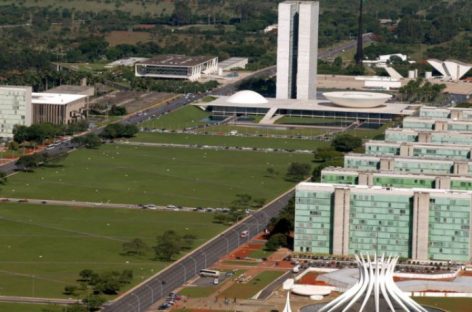 Em 30 anos, país perdeu 100 mil servidores e atende 47 milhões de pessoas a mais