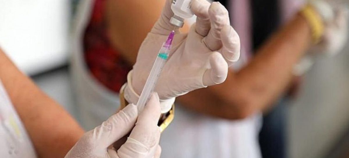 Assim como fez com a pandemia, Bolsonaro politiza vacina contra a Covid-19