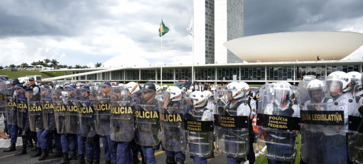 Decreto de segurança de Bolsonaro vai espionar opositores e movimentos sociais