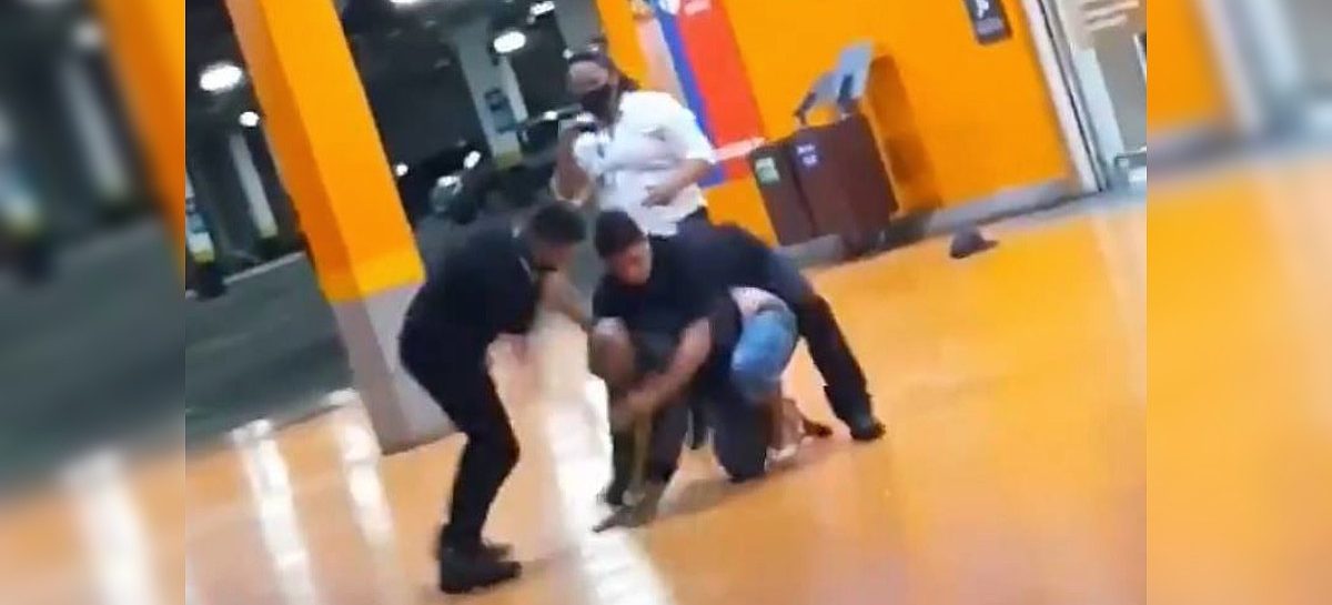 Homem negro é espancado até a morte por seguranças de Carrefour em Porto Alegre