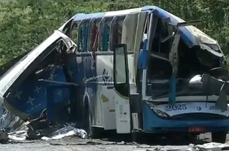 Pelo menos 40 trabalhadores morreram em acidente entre ônibus e caminhão em SP
