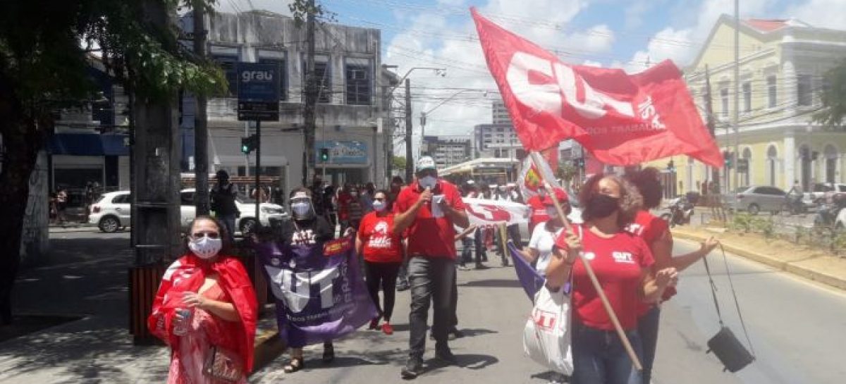 Protestos pedem manutenção do auxílio e denunciam reforma administrava