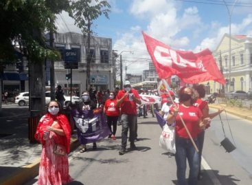 Protestos pedem manutenção do auxílio e denunciam reforma administrava