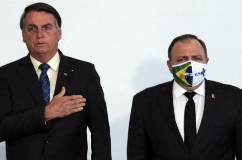 Disputa pela vacina mostra que Bolsonaro não tem condições de continuar, diz analista