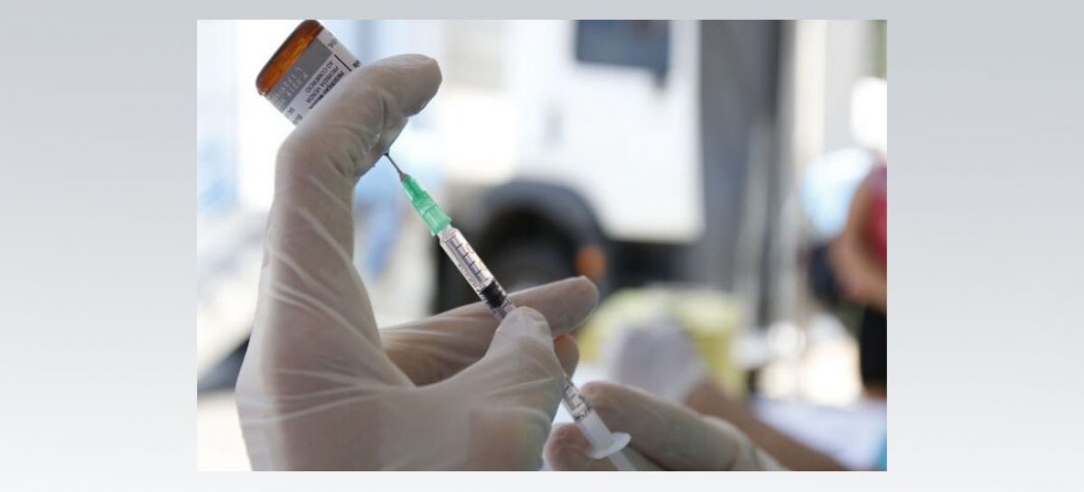 Brasil vacinou apenas 2,4 milhões de pessoas, o que equivale a 1,18% da população