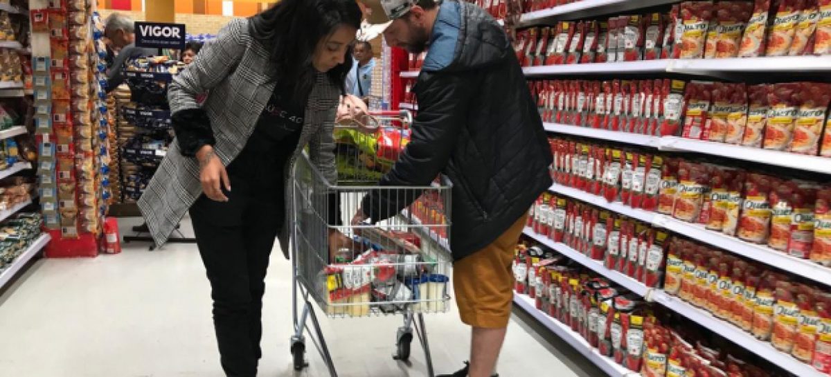 Com alta da inflação e sem auxílio, famílias cortam itens essenciais da alimentação