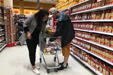 Com alta da inflação e sem auxílio, famílias cortam itens essenciais da alimentação