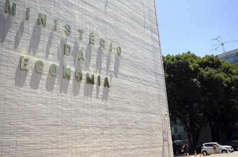 Reformas de Bolsonaro não recuperam economia e retiram direitos, diz estudo