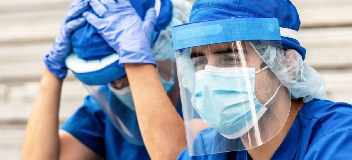 Brasil vive pior fase da pandemia com explosão de casos e mais de 250 mil mortes
