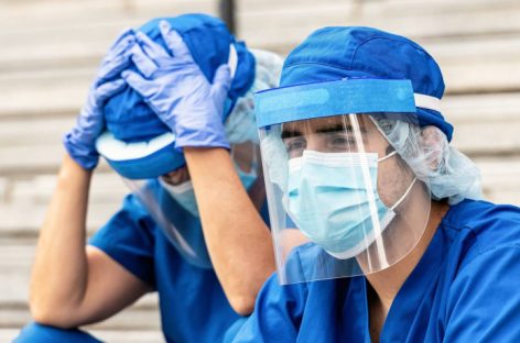 Brasil vive pior fase da pandemia com explosão de casos e mais de 250 mil mortes