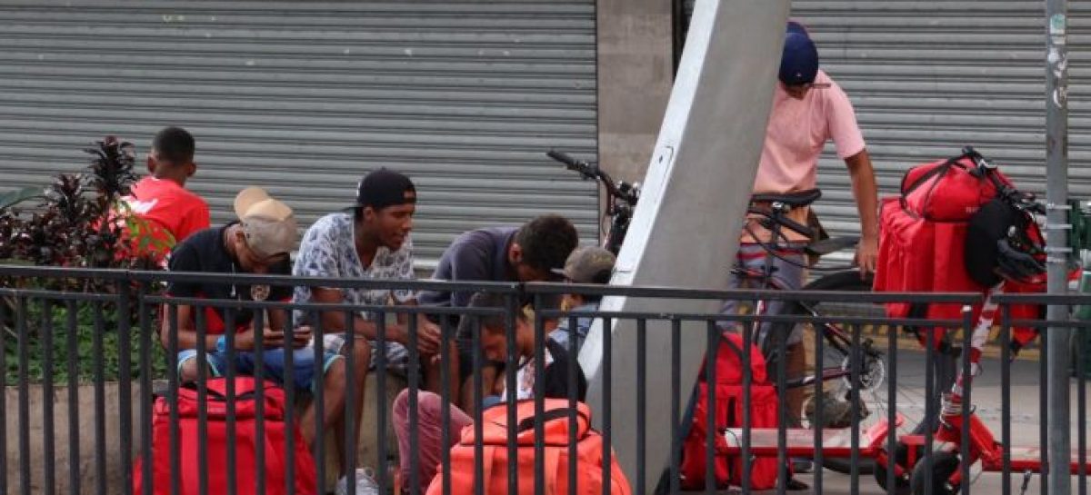 Crescimento de vagas em plataformas digitais aumenta precarização e ameaça direitos