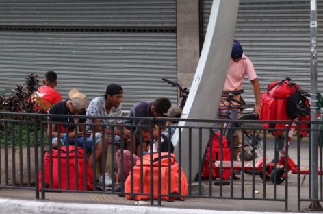 Crescimento de vagas em plataformas digitais aumenta precarização e ameaça direitos