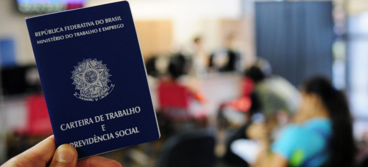 Programa de redução de jornada e suspensão de contratos deve voltar, diz Guedes