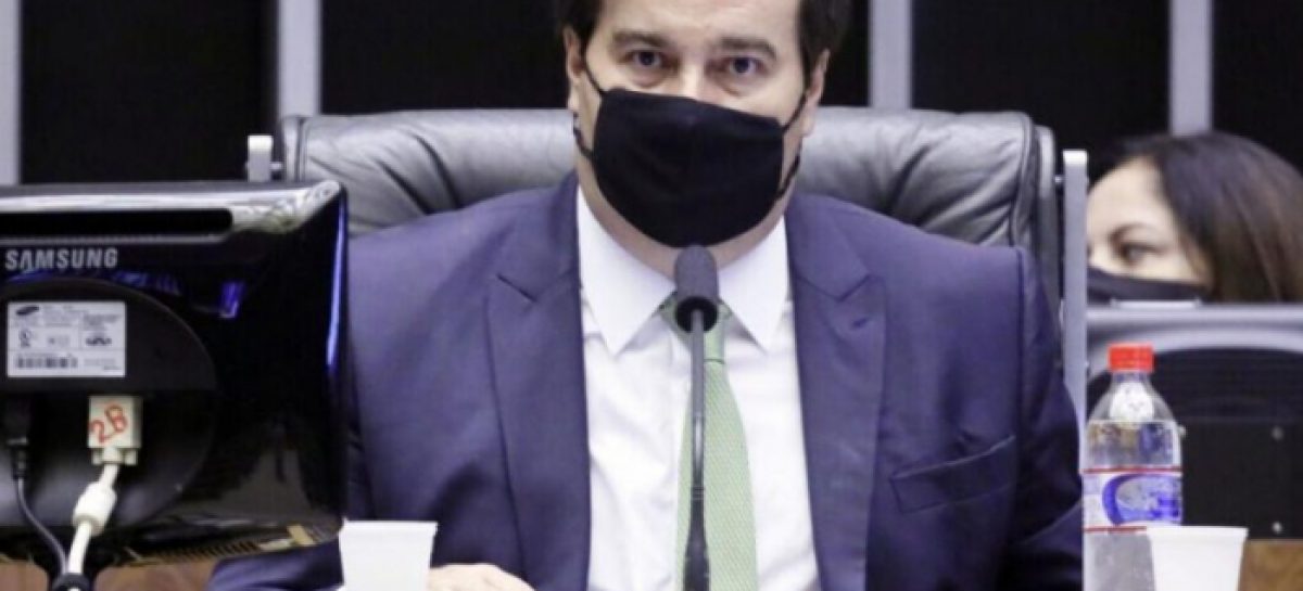 No último dia do mandato, Maia ameaça aceitar pedido de impeachment de Bolsonaro