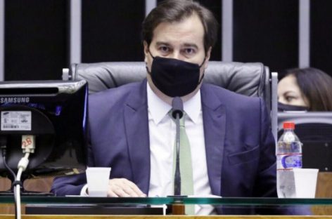 No último dia do mandato, Maia ameaça aceitar pedido de impeachment de Bolsonaro