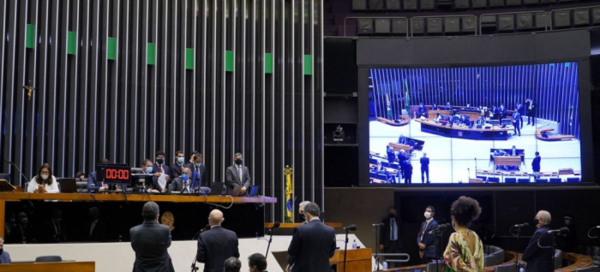 Câmara aprova em 1º turno PEC que libera auxílio e congela salário de servidores