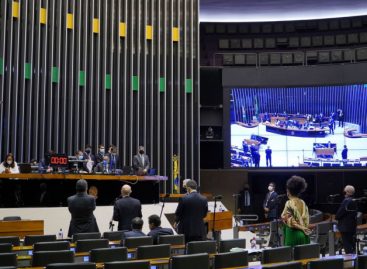 Câmara aprova em 1º turno PEC que libera auxílio e congela salário de servidores