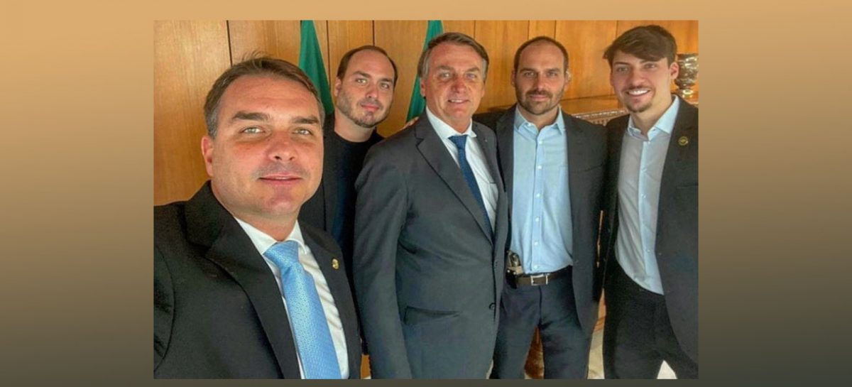 Jair e Carlos Bolsonaro também montaram esquema das “rachadinhas”, revela site