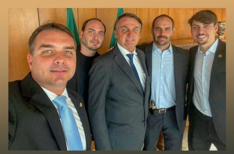 Jair e Carlos Bolsonaro também montaram esquema das “rachadinhas”, revela site