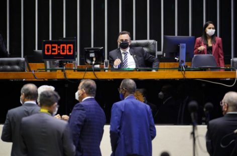 Congresso derruba veto de Bolsonaro e garante indenização a profissionais de saúde