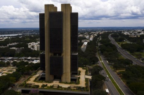 Aumenta desânimo com economia e setor financeiro prevê inflação alta e queda do PIB