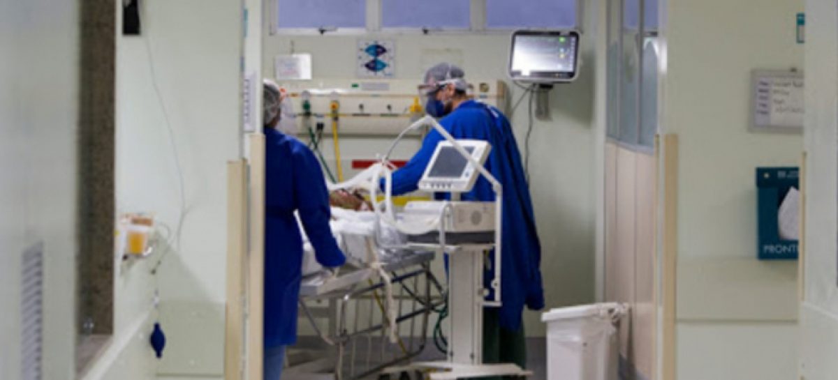 Em onda mais letal, Brasil ultrapassa EUA em casos diários de Covid-19