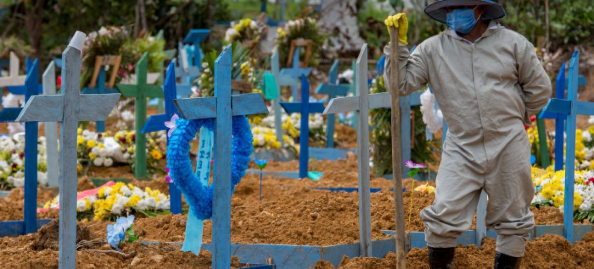 Brasil deve fechar março, o mês mais mortal da pandemia, com 320 mil vidas perdidas