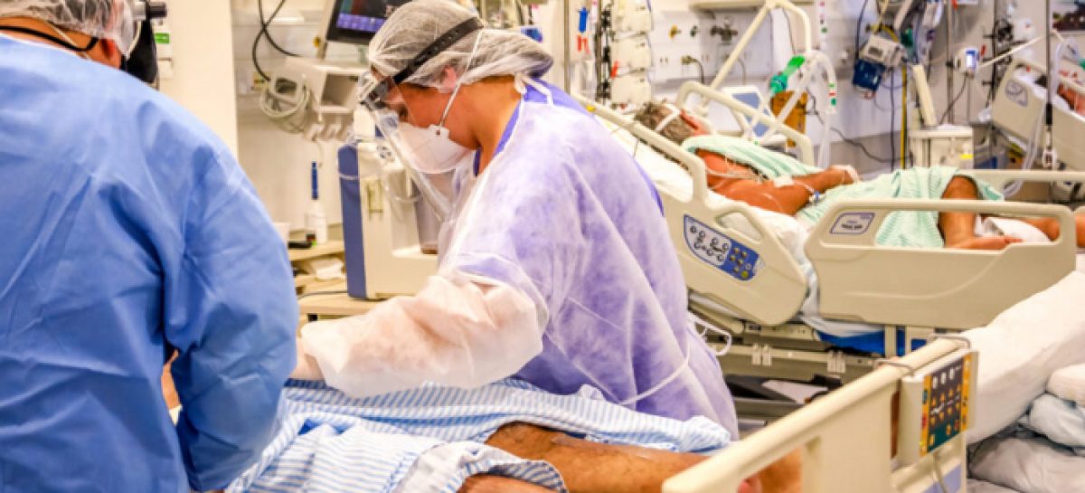 Mundo se choca com Covid-19 no Brasil, que registrou quase 2 mil mortes em 24h