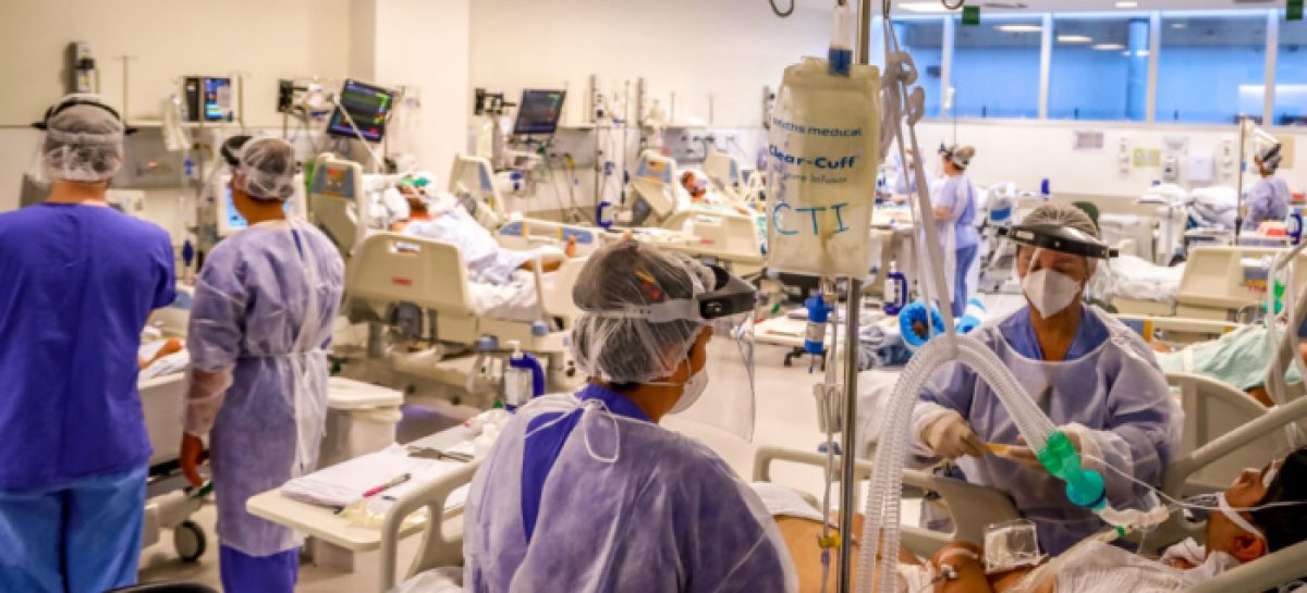 No pior momento da pandemia, Bolsonaro corta verba de 72% dos leitos de UTI