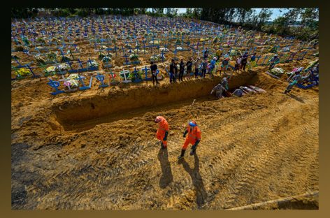Bolsonaro volta a criticar medidas de combate à Covid-19 mesmo com 400 mil mortes
