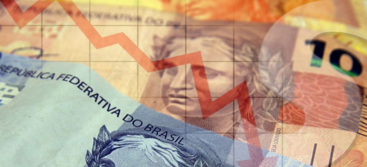 Bolsonaro aumenta o próprio salário, enquanto renda dos brasileiros só diminui