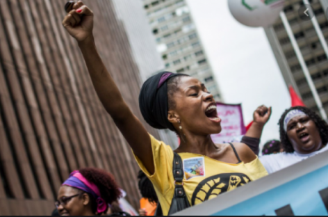 No dia da abolição inacabada, povo negro protesta pelo direito à vida e contra fome