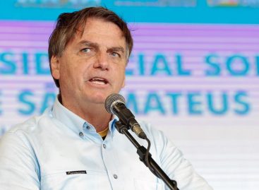 Recusa da vacina da Pfizer foi crime de Bolsonaro contra humanidade, diz cientista político