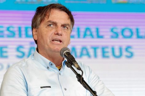 Recusa da vacina da Pfizer foi crime de Bolsonaro contra humanidade, diz cientista político
