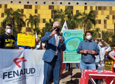 Frente Parlamentar Mista faz ato contra PEC 32, enquanto Lira quer acelerar votação