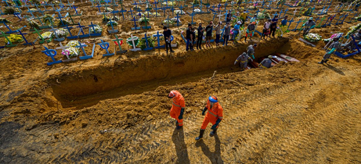 Em meio a escândalo de corrupção de vacina, Brasil passa 516 mil vidas perdidas