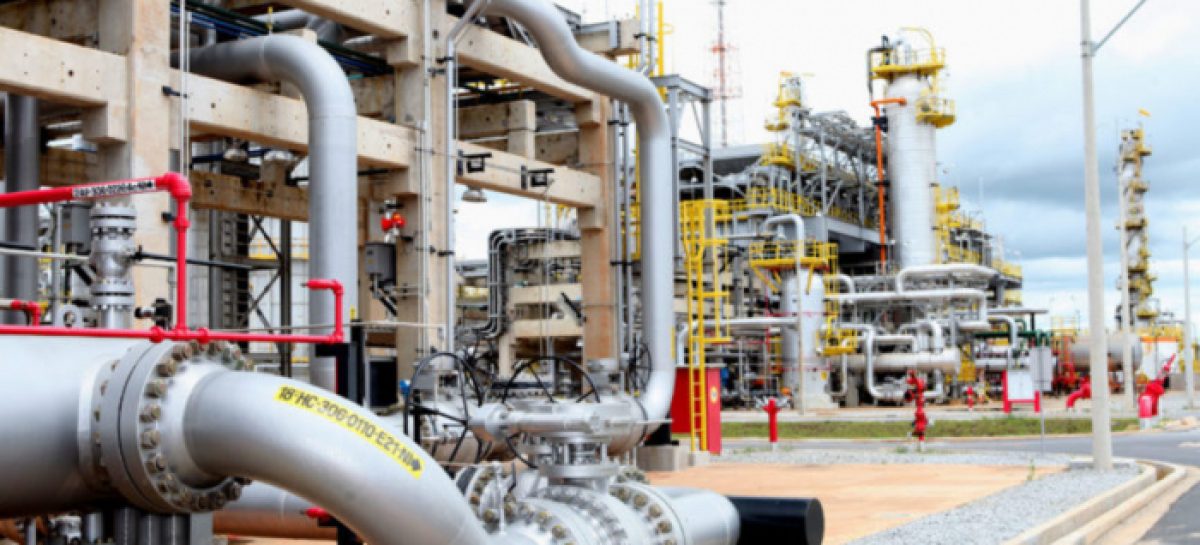 Em plena pandemia, Bolsonaro quer acabar com incentivo à indústria química