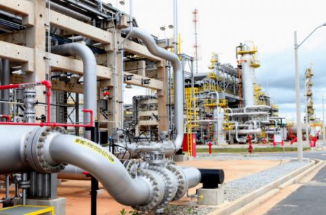 Em plena pandemia, Bolsonaro quer acabar com incentivo à indústria química