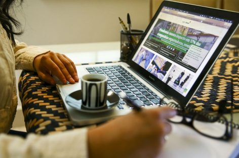 Home office: denúncias de excesso de trabalho aumentam em 4.205% em 2020