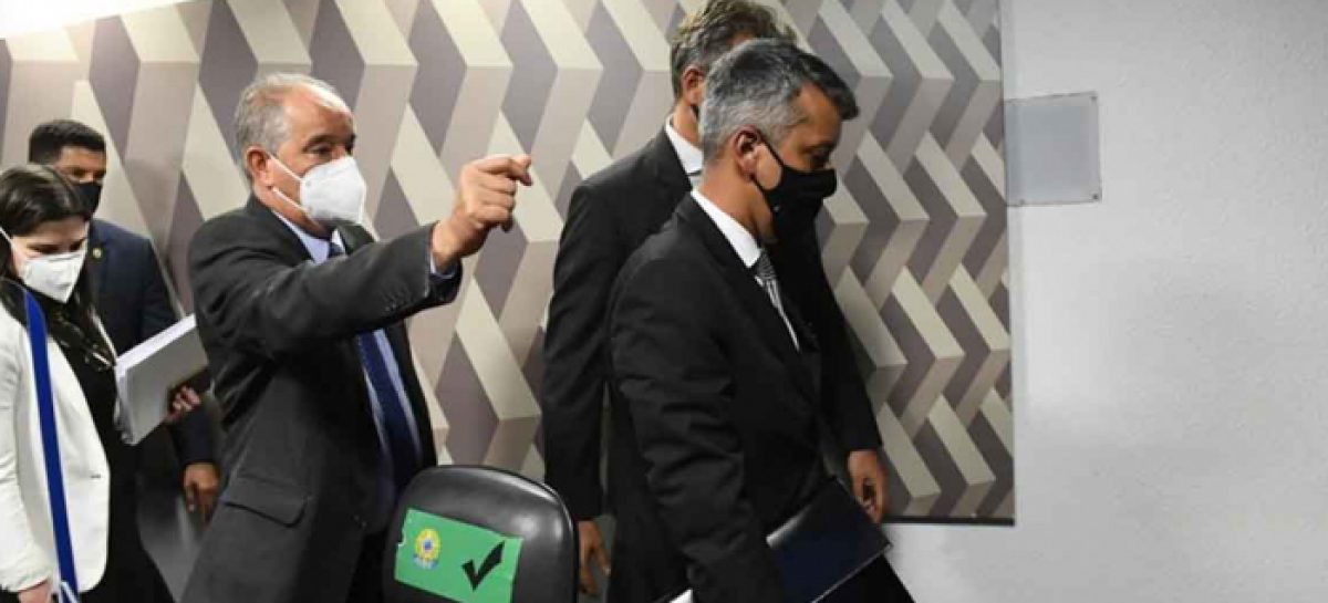 Ex-diretor da Saúde é solto sob fiança e militares criticam presidente da CPI