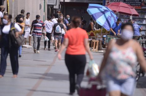 Mortes por Covid-19 estão em queda, mas casos continuam crescendo, alerta Fiocruz