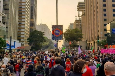 Milhares de pessoas vão às ruas exigir o impeachment de Bolsonaro