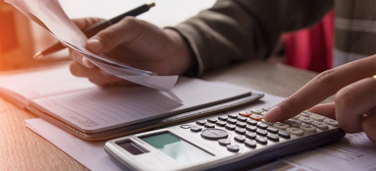 Dinheiro curto: famílias atrasam contas e têm dificuldade para bancar despesas