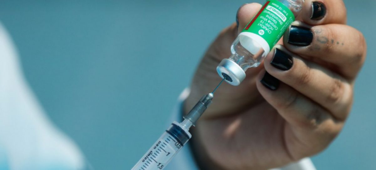 Países avançam com terceira dose, mas OMS contesta e fala em egoísmo