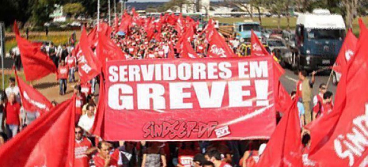 Bolsonaro monitora greves e corta salários em mais um ataque aos servidores